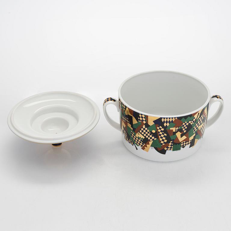 Heikki Orvola, serving bowl with lid, "Festivo", porcelain, Arabia 1980s.