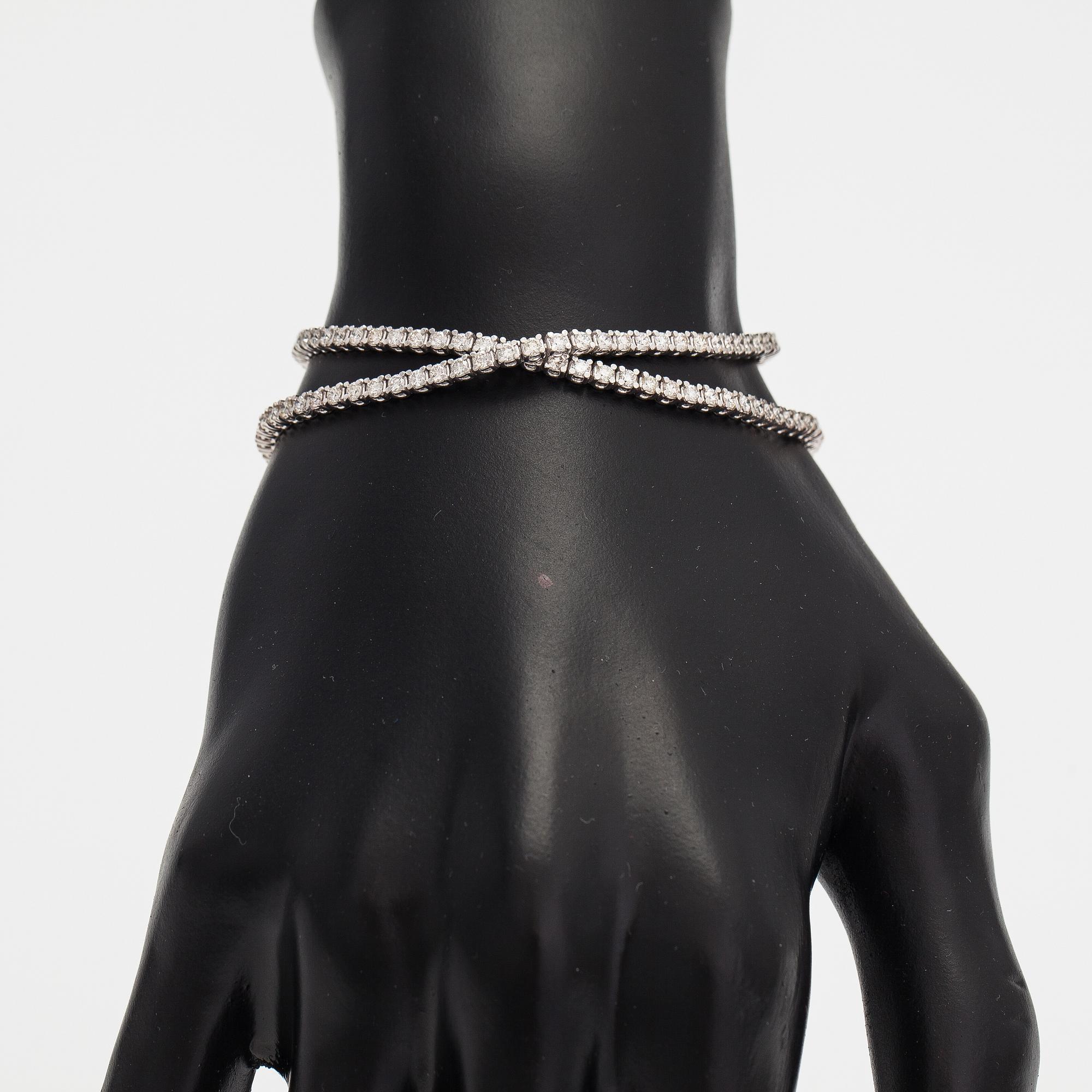 Tennishalsband/-armband, 14K vitguld, diamanter ca 5.10 ct tot. Med AIG-certifikat.