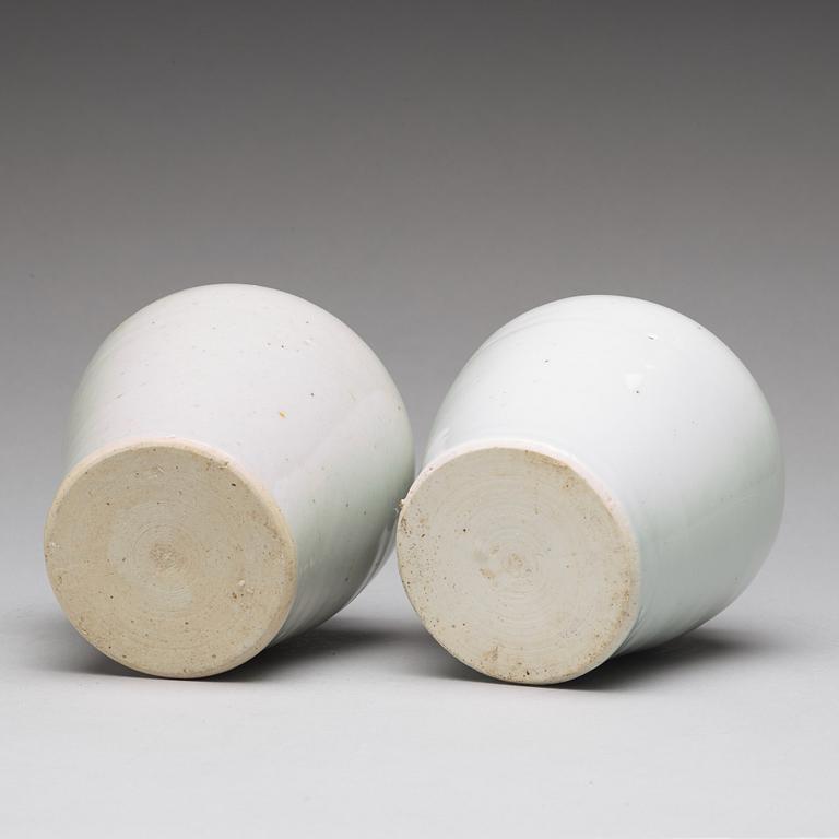 Two white glazed pots, Transiton, 17th Century.