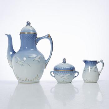 A 62 piece "Måsen" service, Bing & Grøndahl.