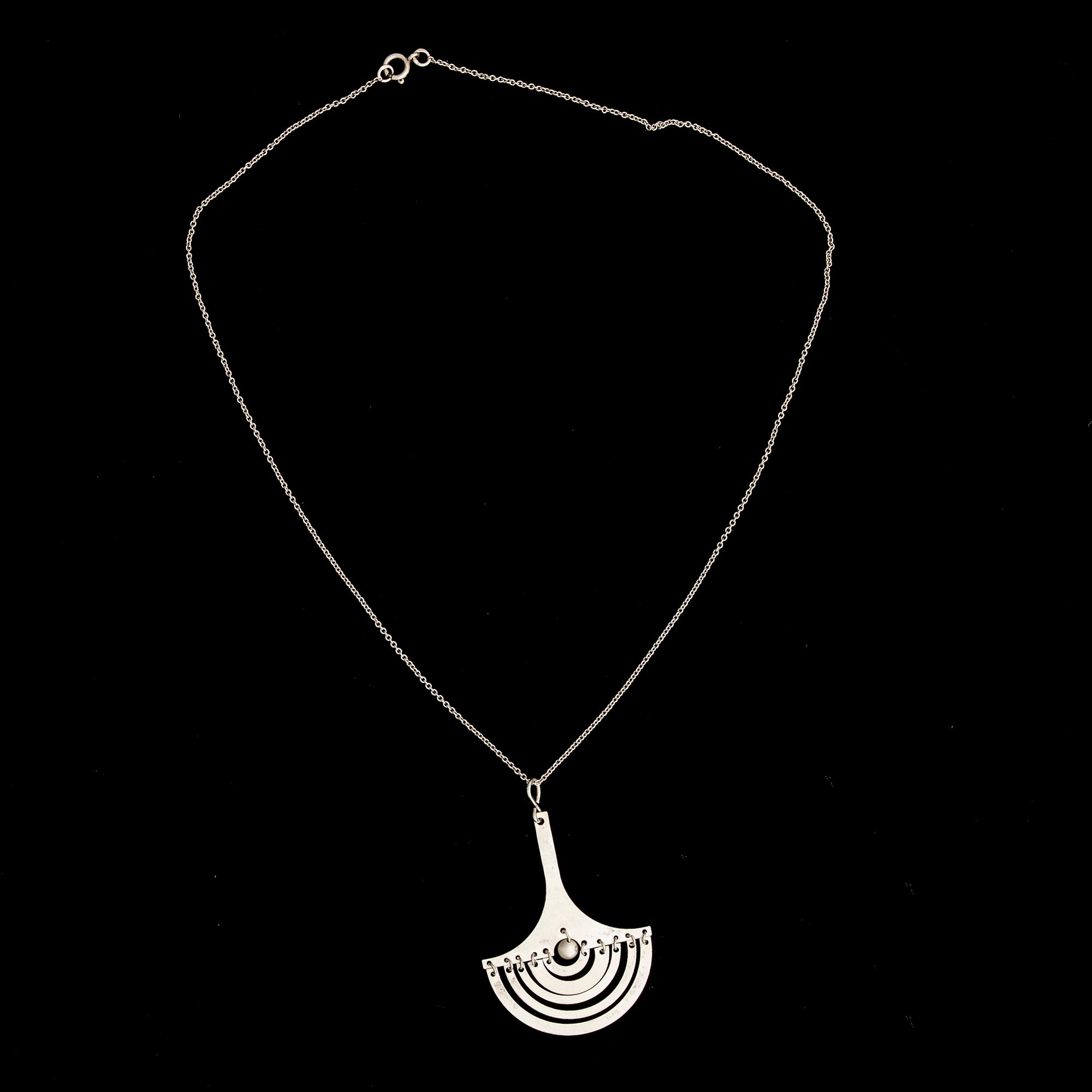 RIIPUS, hopeaa, Tapio Wirkkala, puolikuu. 1973. Paino n. 4,7 g.
