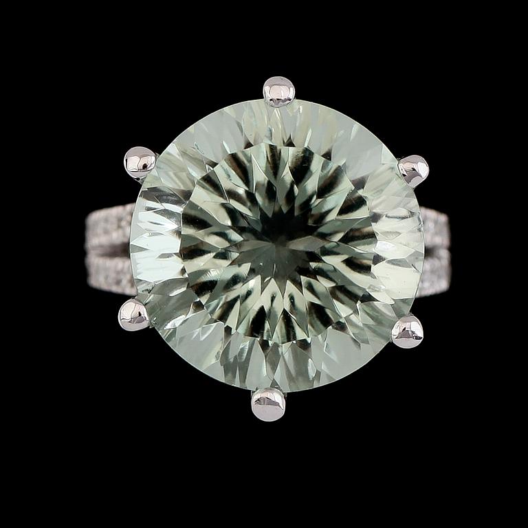 RING, 18K vitguld, briljantslipade diamanter och grön ametist. Vikt ca 10 g.