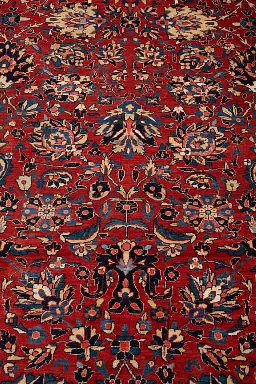 A carpet, semi-antique Sarouk, ca 389 x 271 cm.