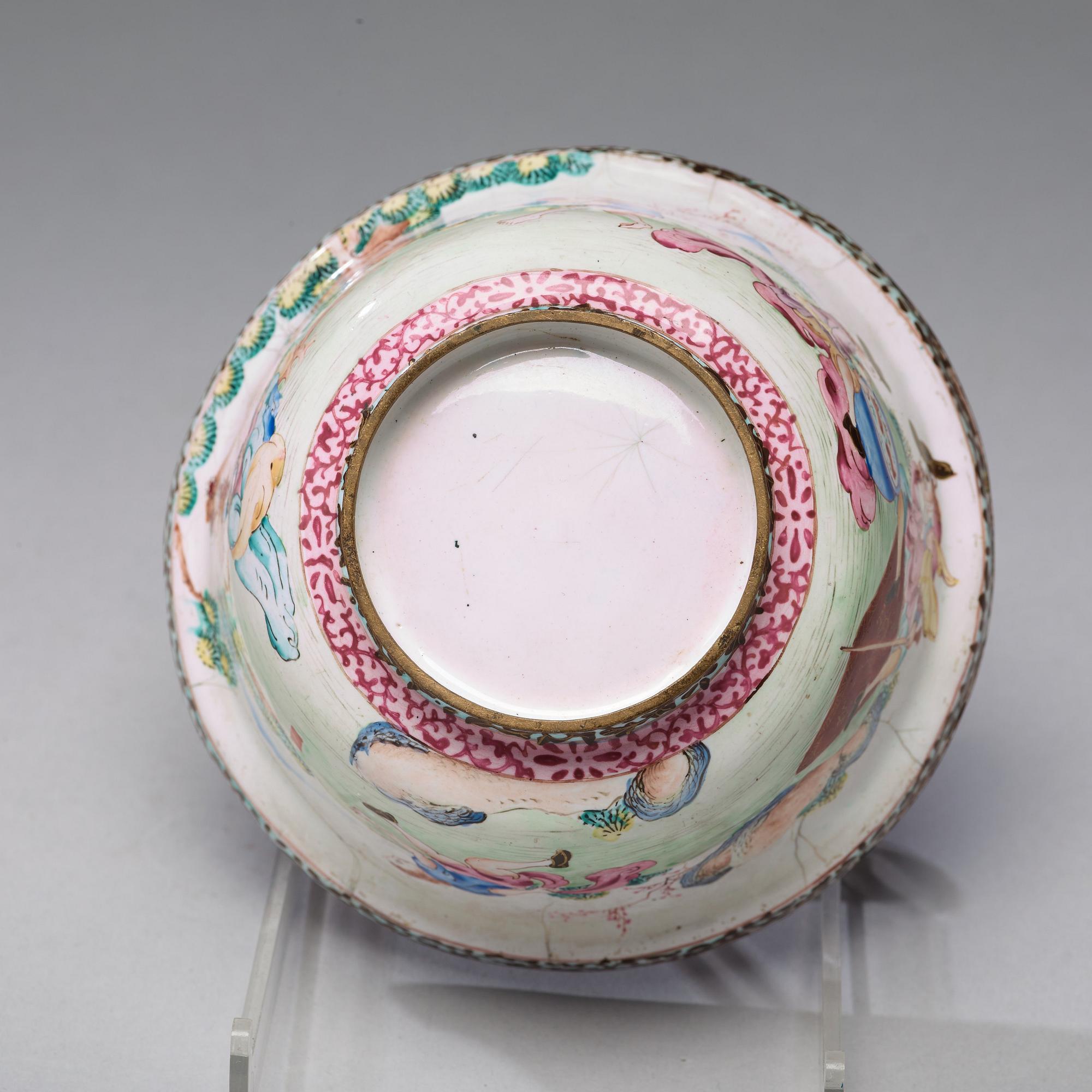 KOPP med LOCK, emalj på koppar. Qingdynastin, Qianlong (1736-95).