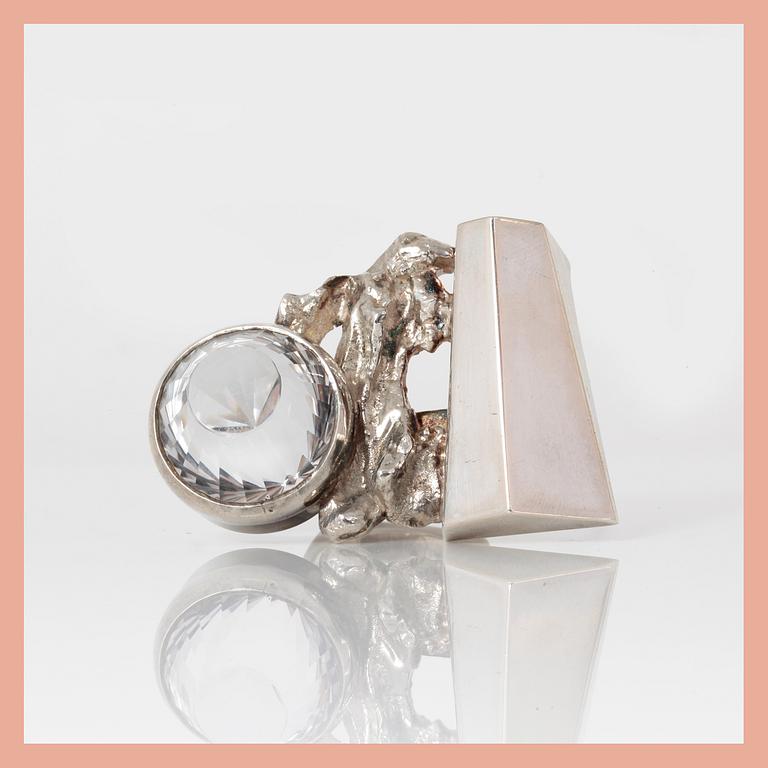 RING, sterling silver med bergkristall, tot ca 27,62 ct, Rolf Karlsson, Grillby, 1982. Total vikt ca 31,09 g.