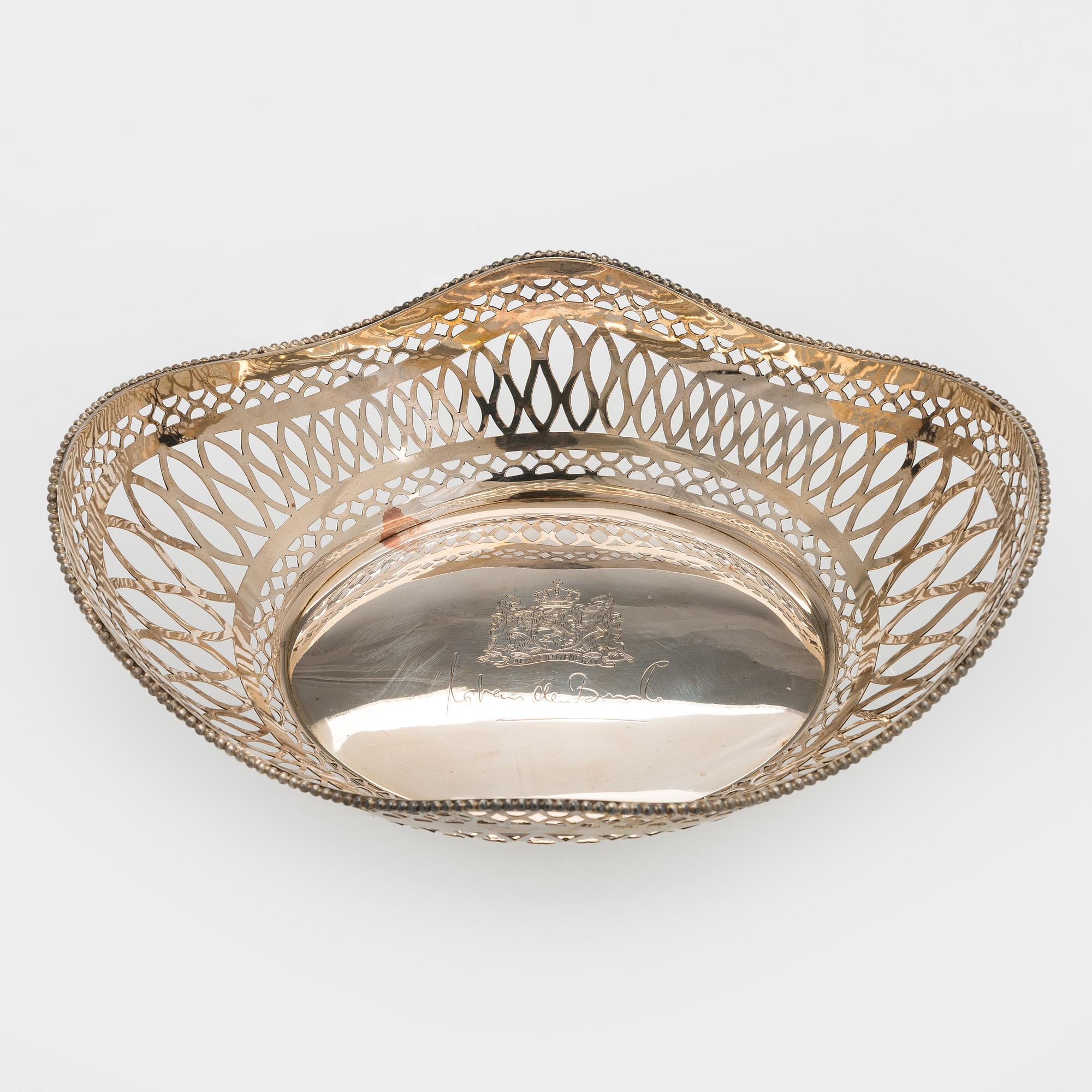 G. Wijland, Malja, kullattua hopeaa, Orania-Nassaun vaakunalla. Gouda, Hollanti 1989.