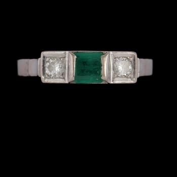 RING, 18K vitguld med 2 briljantslipade diamanter, 0.23 ct och smaragd, 0.57 ct, L Magnusson, Göteborg 1973. Vikt 4,7 g.