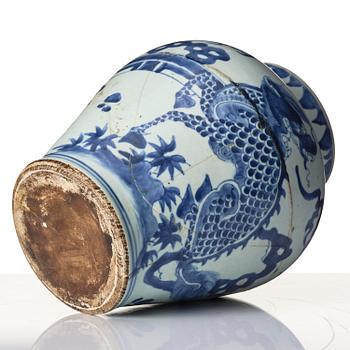 A blue and white transition vase, 17th century.