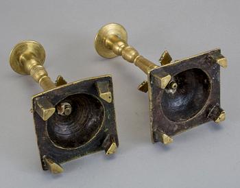 LJUSSTAKAR, ett par, mässing, Östeuropa, 1700-tal.