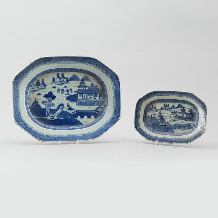 STEKFAT, 2 st, kompaniporslin, Kina, omkring år 1800.