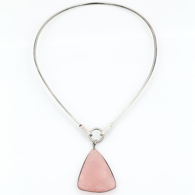 HALSBAND, silver med rosa kvarts, Hansen, Stockholm, 1966. Total vikt ca 40 g.