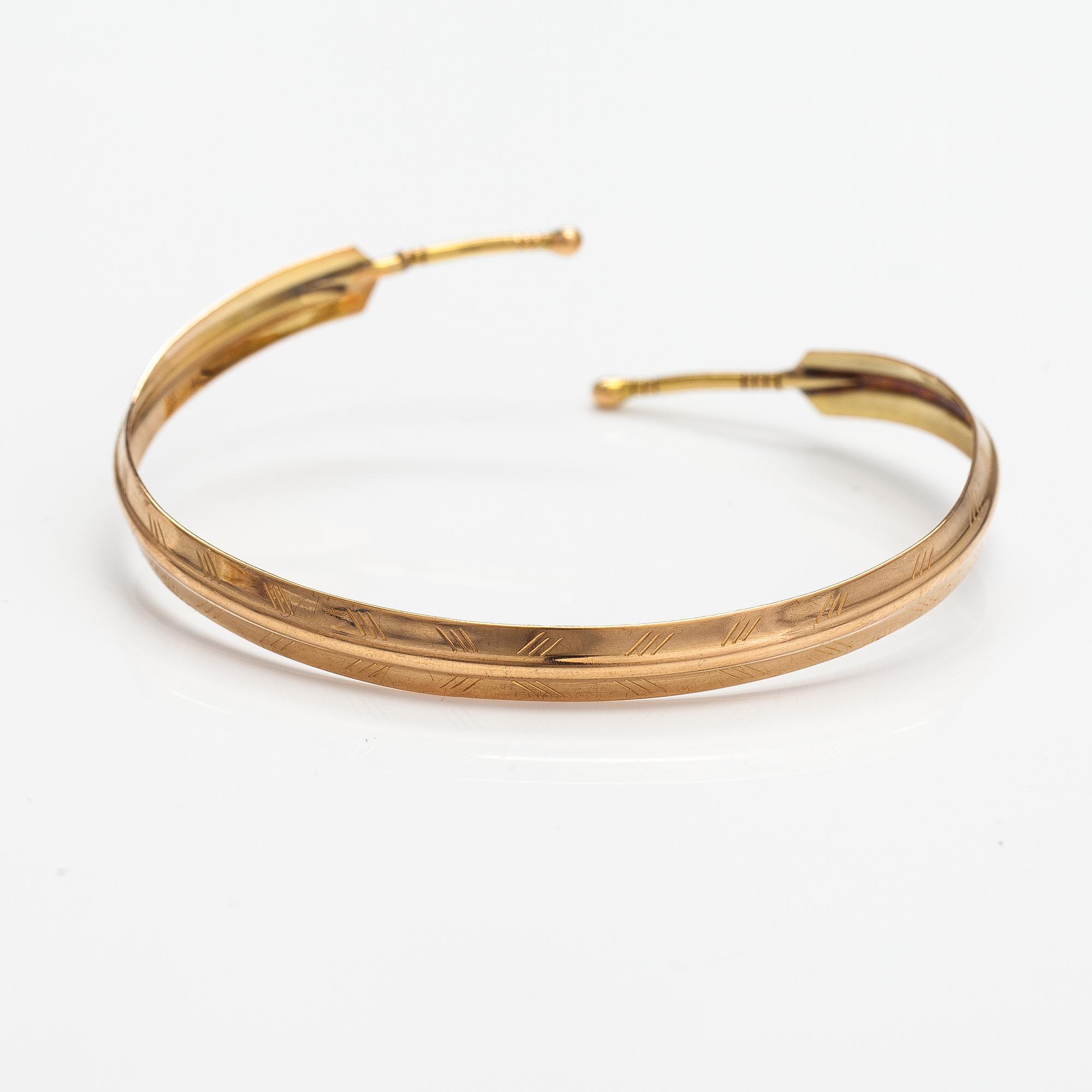 A 14K gold bracelet. Kalevala Koru, Helsinki 1960.