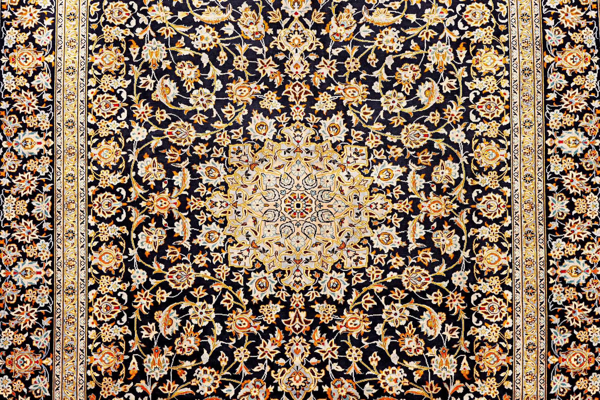 A Kashan carpet, a. 405 x 290 cm.