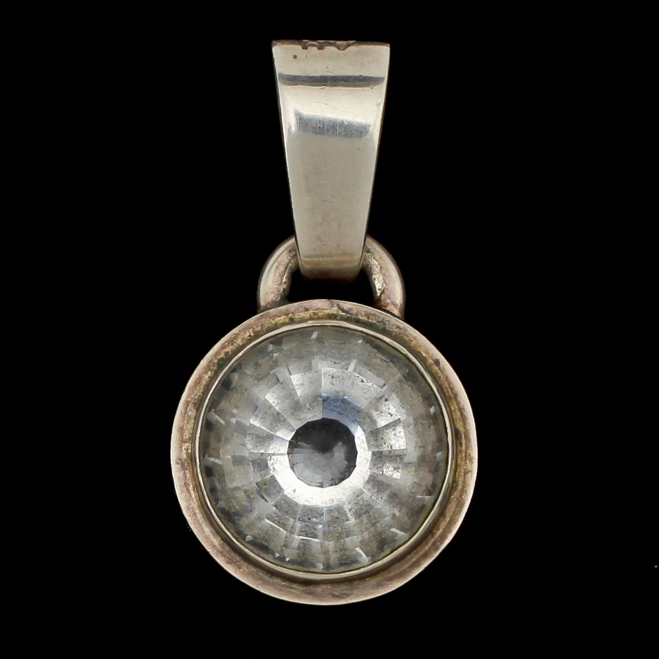 HALSLÄNK MED HÄNGE, sterlingsilver med fasettslipad bergkristall, Anders Högberg, Göteborg, 1984. Vikt 36 g.