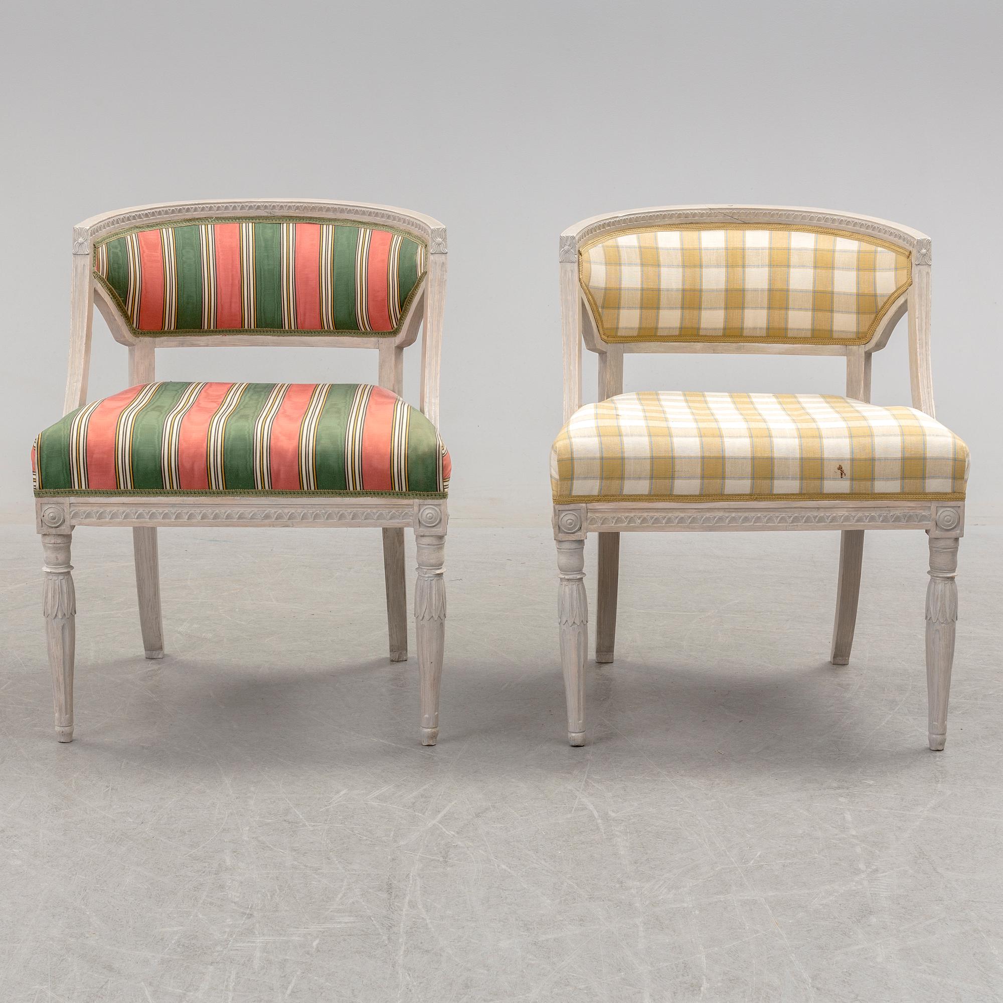 KARMSTOLAR, ett par, sengustaviansk stil, 1800-tal.