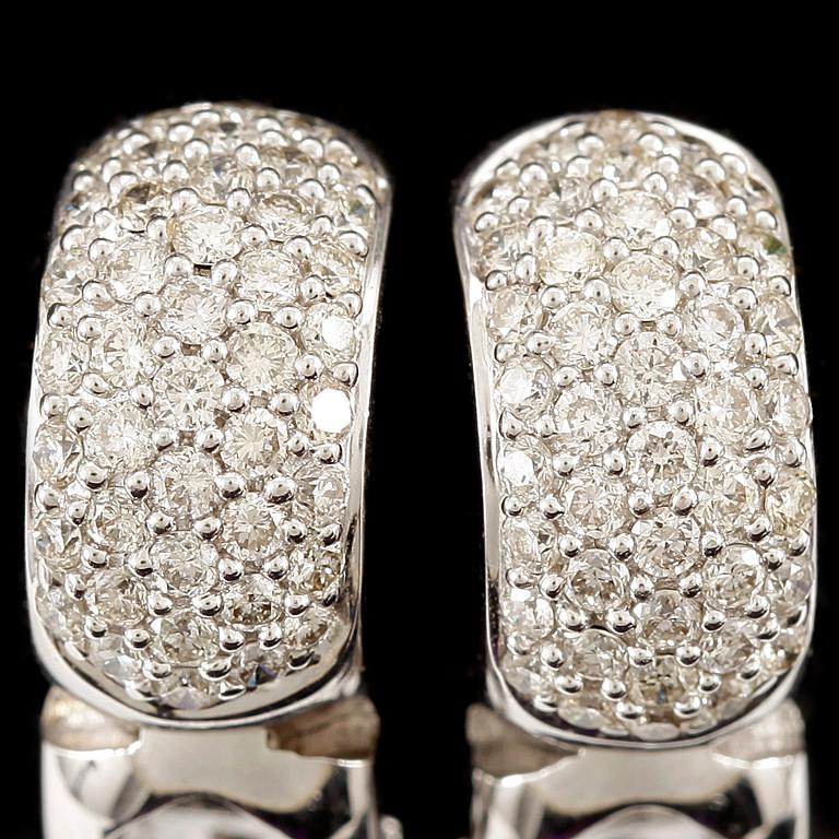 ÖRHANGEN, ett par, 18k vitguld och briljanter, totalt 1,8 carat. Vikt 5,2 g.