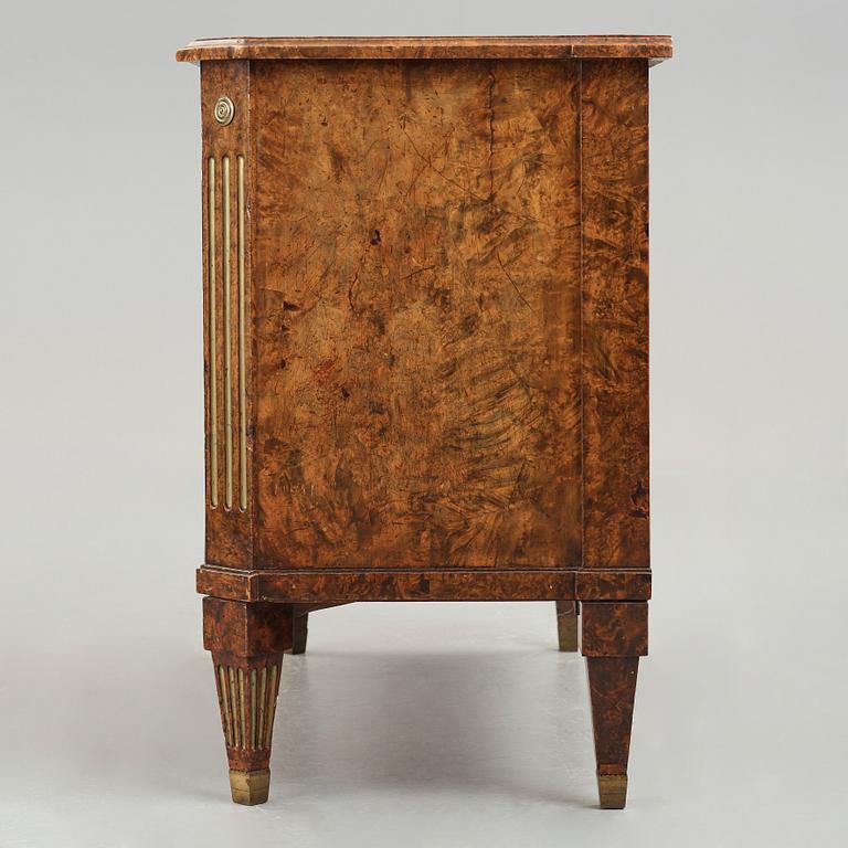 A late Gustavian commode by Lorentz Lundelius (master in Köping-Kungsör 1793-1805).