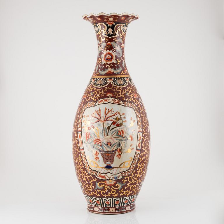 A large Japanese vase, 20th century.
