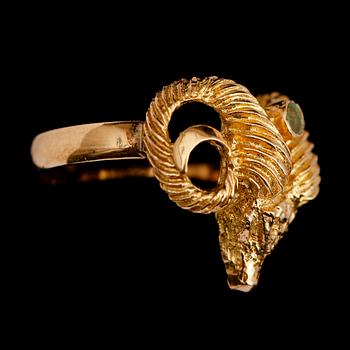 RING, 18 k guld, med ljusgrön sten. Total vikt 7 g.
