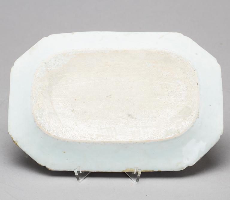 A Chinese export porcelain blue and white dish, Qing dynasty, Qianlong (1736-95).