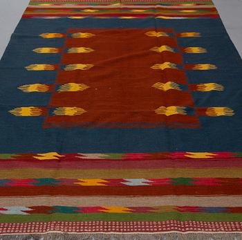 A carpet, Shiraz, ca 297 x 198 cm.