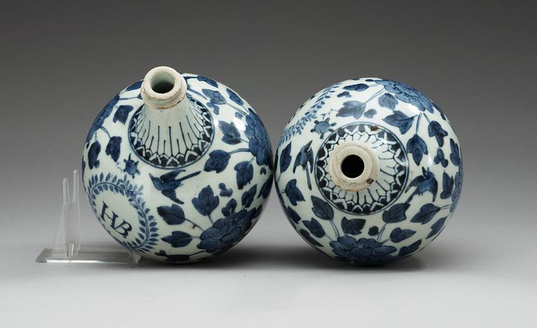 A pair of Japanese blue and white bottles, Edo period (1603-1868). Tokugawa.