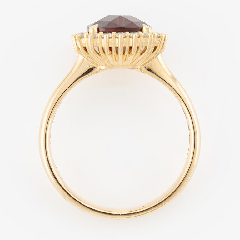 Ring in 18K gold with faceted garnet and brilliant-cut diamonds.