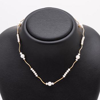 Pearl-necklace, cultured pearls, approx 4 mm and 7 mm, length approx 40 cm.