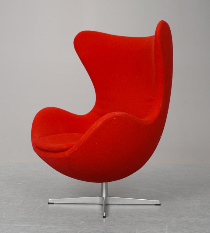 An Arne Jacobsen "Egg-Chair", Fritz Hansen, Denmark 1999, upholstered in red fabric.