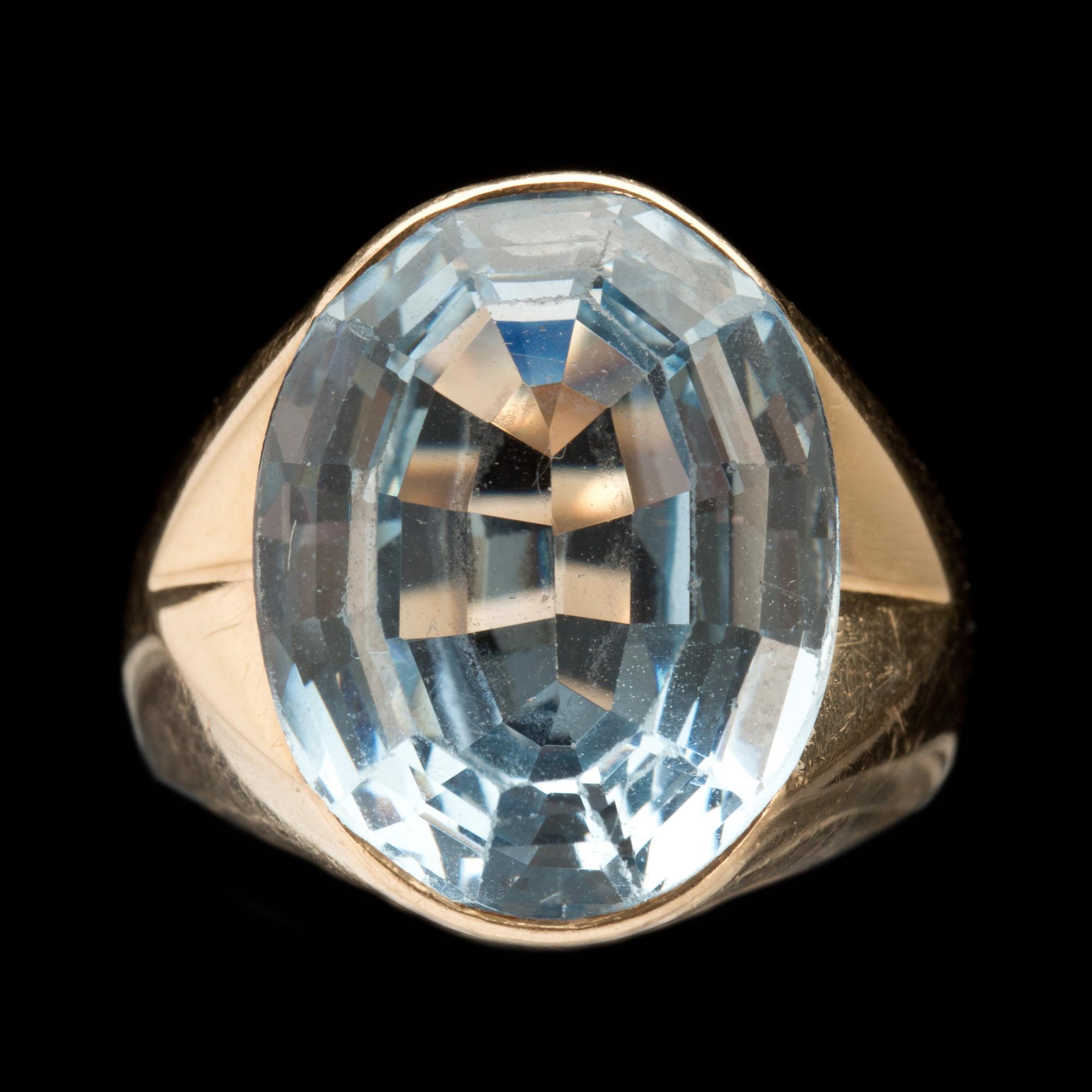 RING, 18k guld med syntetisk spinell.