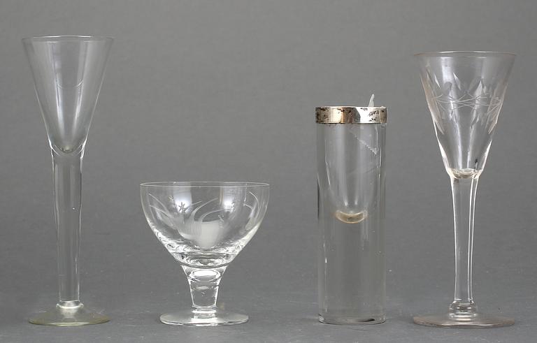 KARAFFER med PROPP, 6 st samt SNAPS/LIKÖRGLAS, 10 st, 1800/1900-tal.