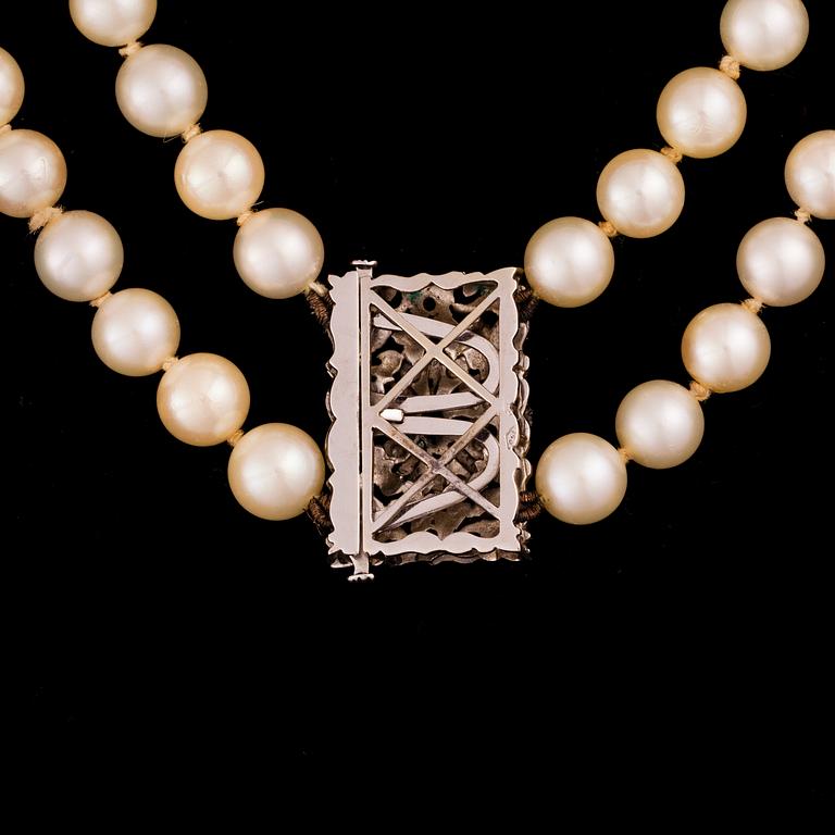 PÄRLCOLLIER, lås i 18K vitguld med diamanter och safirer.