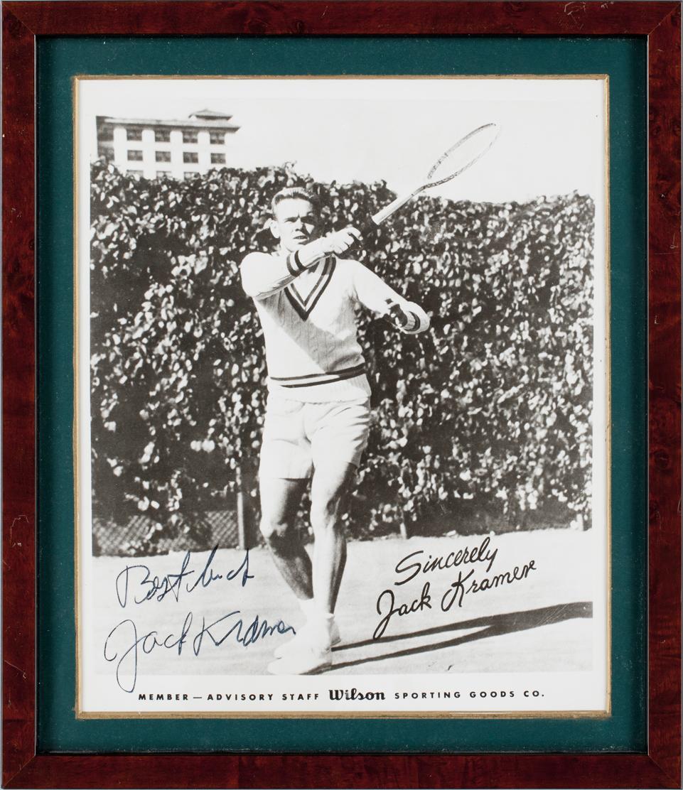 AUTOGRAFER av tennisspelare, 3 st. Bl a Fred Perry.