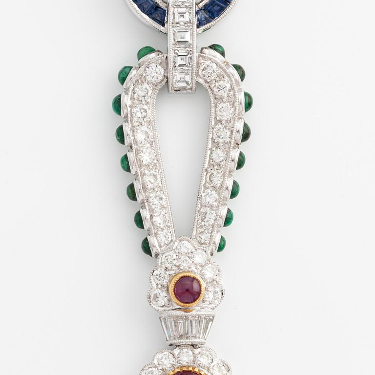 Brosch, vitguld med cabochonslipade smaragder, rubiner, safirer och briljant- och carréslipade diamanter.