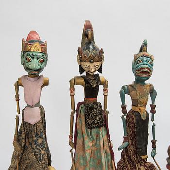 18 Indonesian 'Wayang golek' puppets / marionettes, circa 1900.