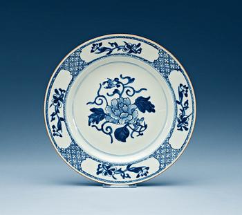 1564. A set of 17 large blue and white dinner plates, Qing dynasti, first half of 18th Century.