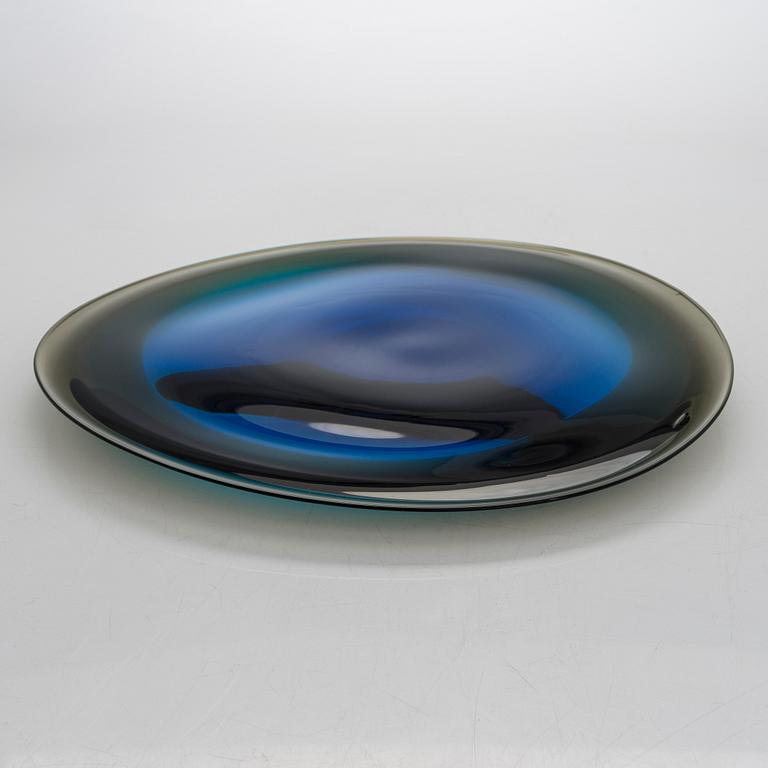 Timo Sarpaneva, fat, "Plate with colour rim", signerad Timo Sarpaneva 1997. Tillverkad på Notsjö Glasbruk.