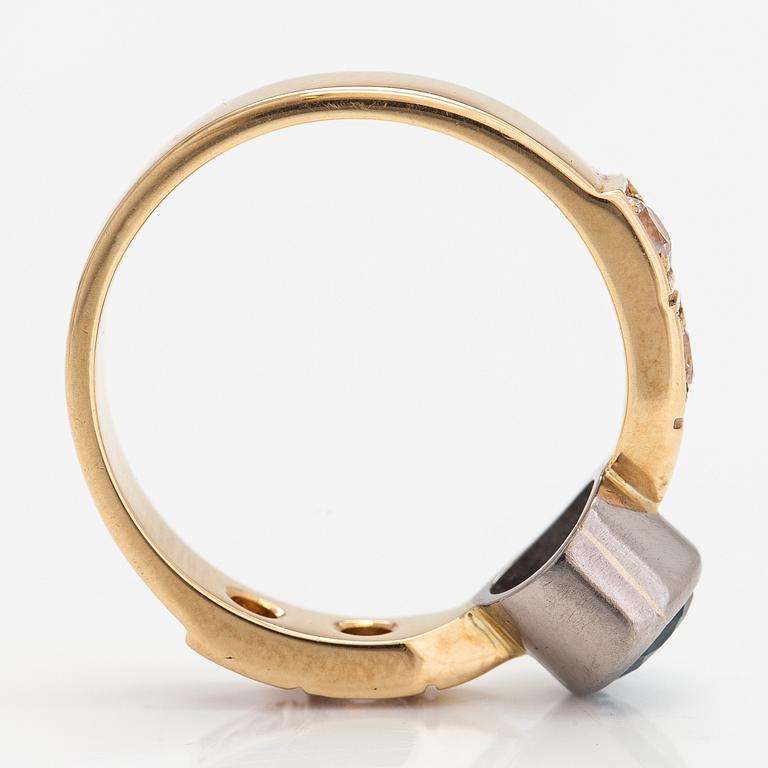 Sormus, 18K kultaa, topaasi ja safiireja. Invalidiliiton Järvenpään koulutuskeskus, Järvenpää 2010.