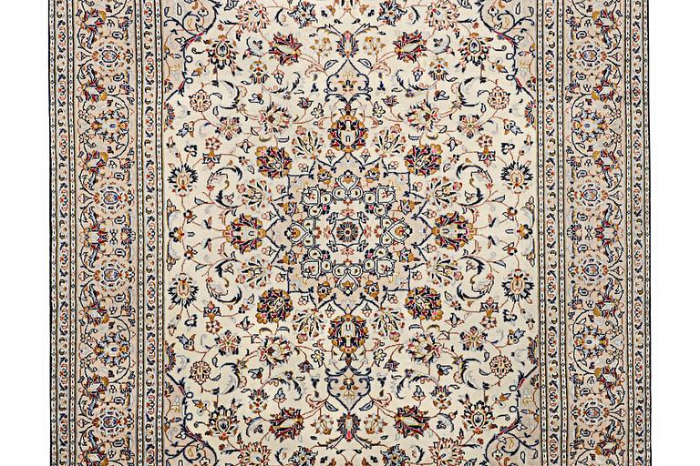 A carpet, Kashan, ca 296 x 193 cm.
