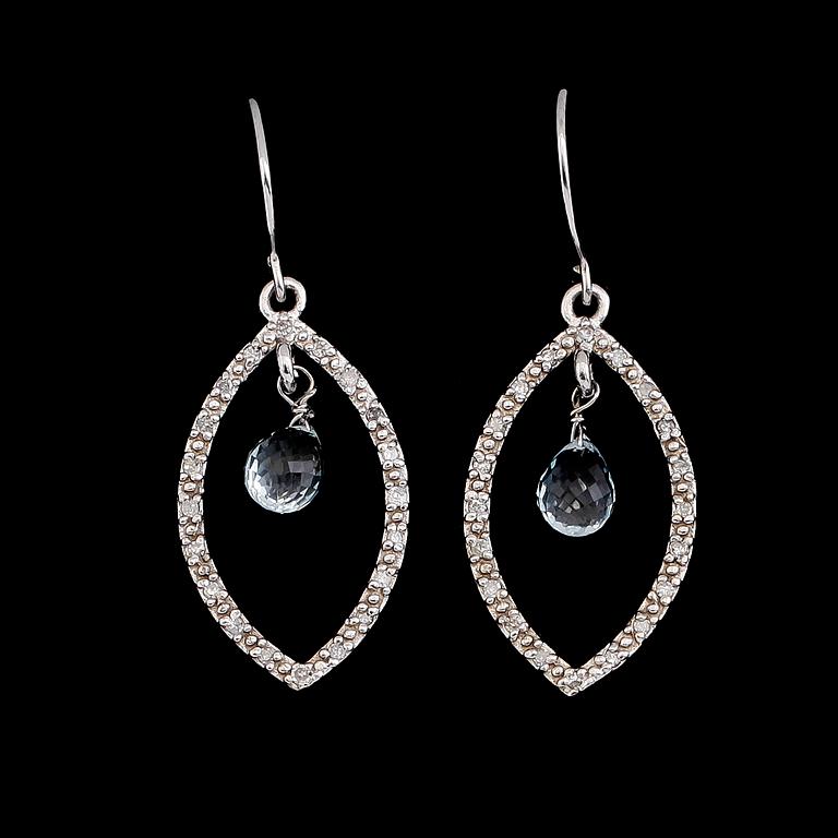 ÖRHÄNGEN, 1 par, 14 k vitguld, akvamariner tot ca 2.02 ct, briljantslipade diamanter tot ca 0.29 ct. Tot vikt ca 2,8 g.