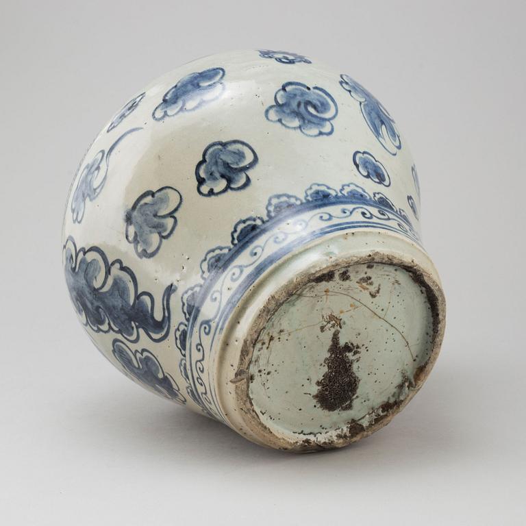 A blue and white ceramic pot, Korea, 20th century.