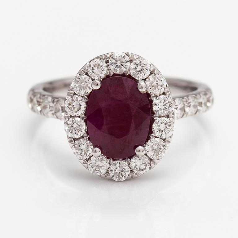 Ring, 18K white gold ring with a ca. 2.40 ct ruby and diamonds ca. 1.20 ct in total according to certificate.