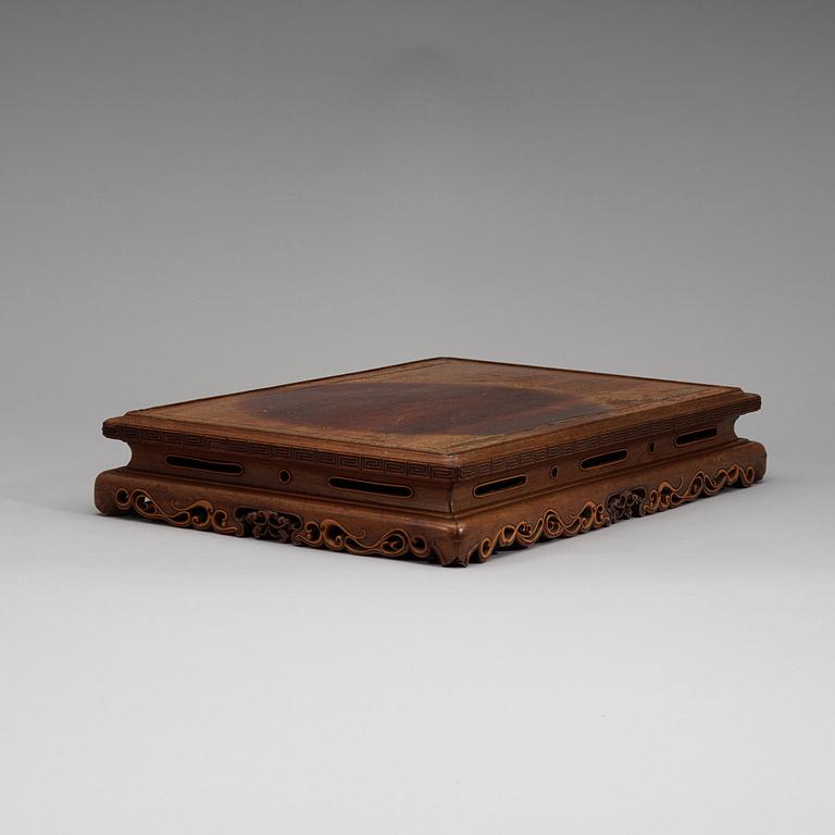 STÄLL, hardwood. Qingdynastin, sent 1800-tal.