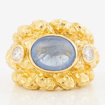 Ring in 18K gold set with a cabochon-cut sapphire and two brilliant-cut diamonds. Accompanied by a report from The Gem & Pearl Laboratory.