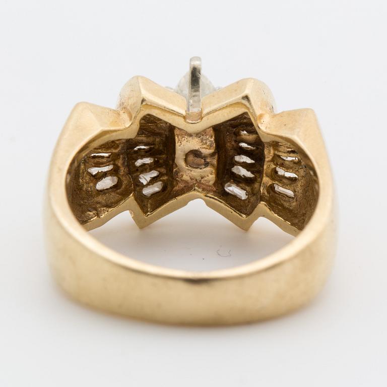 A ca 0.55 ct marquise-cut diamond ring with baguette-cut diamonds.