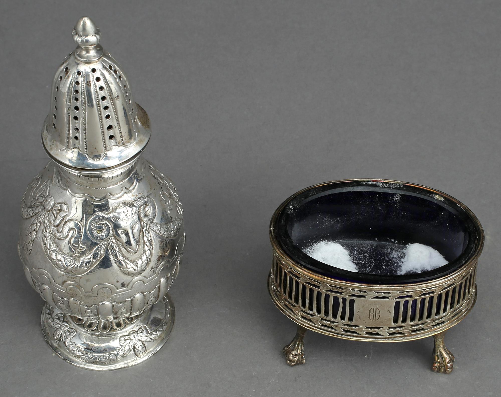 SOCKERRUSKA samt SALTKAR, silver, Sverige samt England, 1900-talets första hälft. Vikt ca 216 gram.