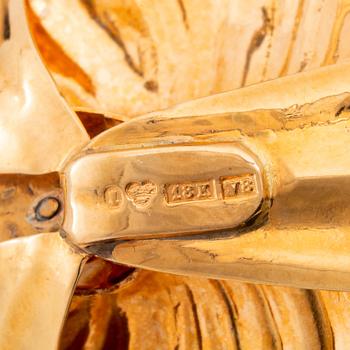 Brosch 18K guld med en rund briljantslipad diamant och fasettslipade smaragder.