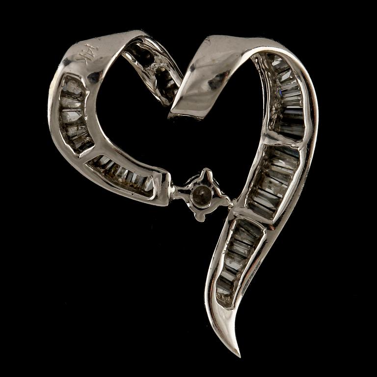 HÄNGE, 14k vitguld med 35 baguetteslipade diamanter samt en briljantslipad diamant. Vikt 2 g.