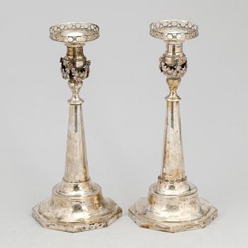 LJUSSTAKAR, ett par, silver, empire, troligen Tyskland, 1800-talets första hälft. Tot ca 737 gram.