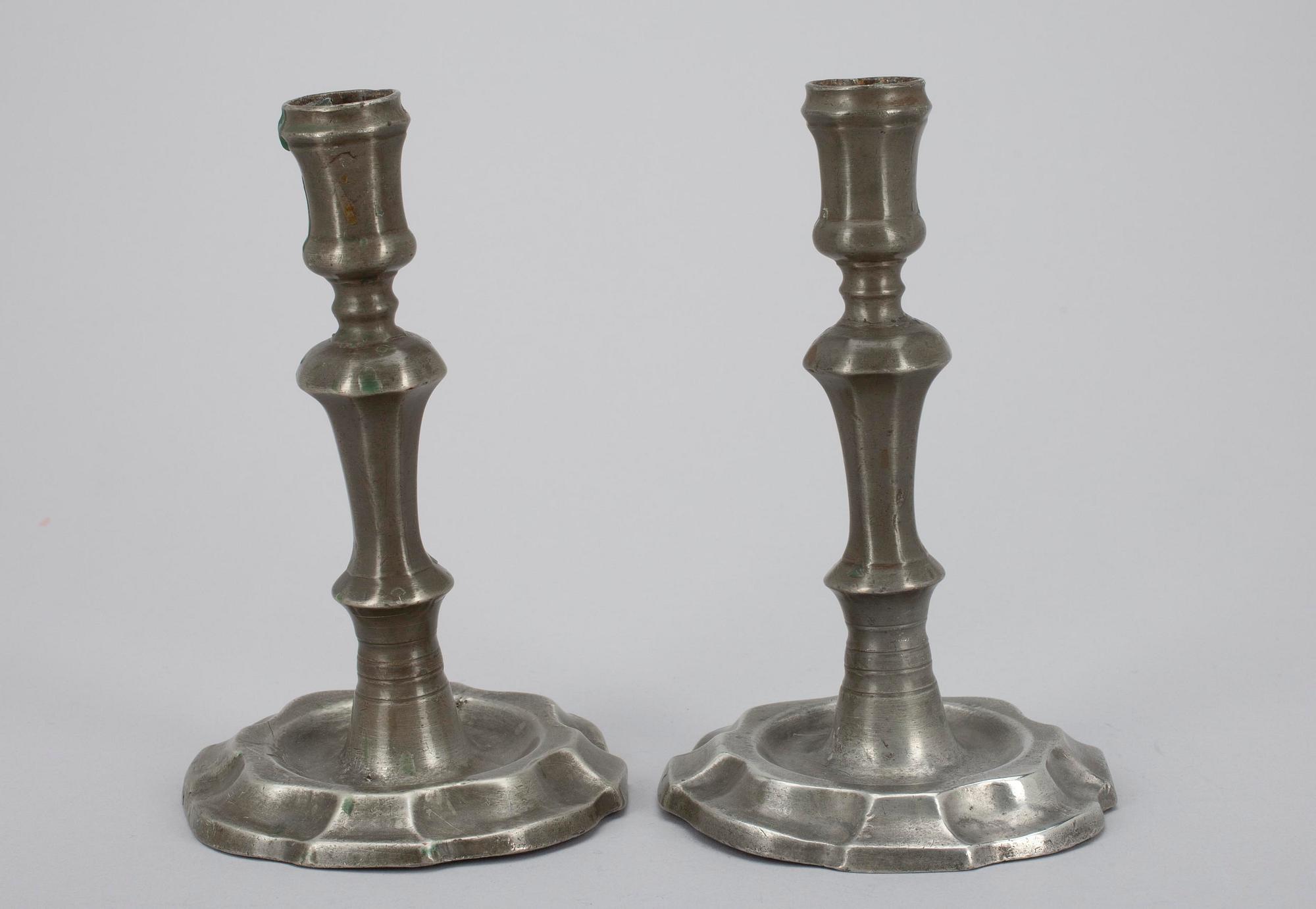 LJUSSTAKAR, ett par, tenn, Mellaneuropa 1700-tal.